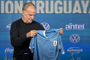 Los jugadores y los ciudadanos: las razones de Bielsa para firmar por Uruguay