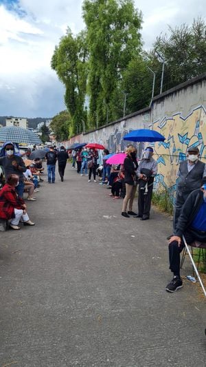 Vacunación a adultos mayores se lleva a cabo con cuatro horas de retraso en el colegio Central Técnico de Quito