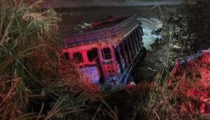 (Video) Chiva rumbera cayó al río durante recorrido y dejó 10 personas heridas