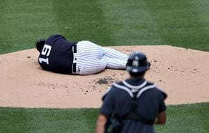 VIDEO: Jugador de los Yankee sufre brutal impacto tras batazo