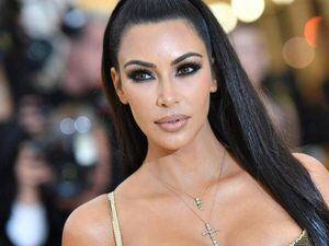 VIDEO: Kim Kardashian comparte una sencilla rutina de maquillaje para Navidad