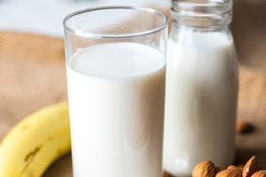 Bebida de leche de coco con plátano para acelerar el metabolismo y adelgazar