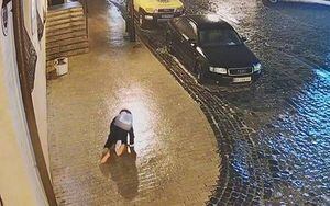 Niña se resbala 40 veces en un minuto por culpa de vereda congelada en Ucrania: video se volvió viral
