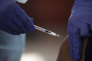 Por precaución, Austria suspende vacunación de AstraZeneca tras muerte de una mujer