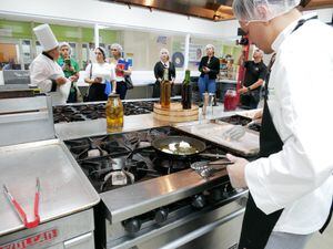 NUC IBC innova con escuela culinaria en la isla