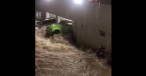 VÍDEO: Fusca é expulso da garagem pela força da água da chuva