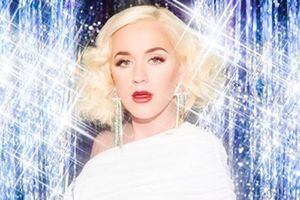 Katy Perry luce un coqueto crop top y deja ver su 'baby bump' a poco de dar a luz