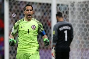 Especialista total: Claudio Bravo siempre atajó penales en las definiciones con Chile