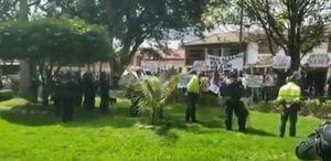 (VIDEO) Con abucheos recibieron a Álvaro Uribe en Sopo, Cundinamarca