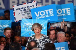 May gana elecciones británicas pero pierde mayoría absoluta