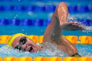 Australiana sorprende a nadadora estadounidense y se cuelga el oro