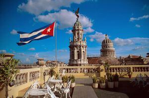 Histórico: Cuba levanta la prohibición y ciudadanos podrán usar internet móvil en sus celulares