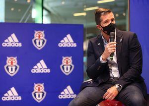Aseguran que Michael Clark se fue de vacaciones un día después de la derrota de la U en el Superclásico