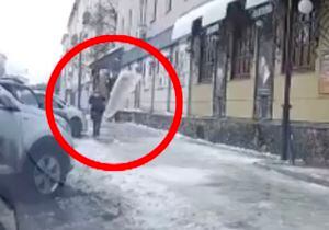 ¡De milagro! Mujer se salva de ser aplastada por enorme bloque de hielo en Rusia