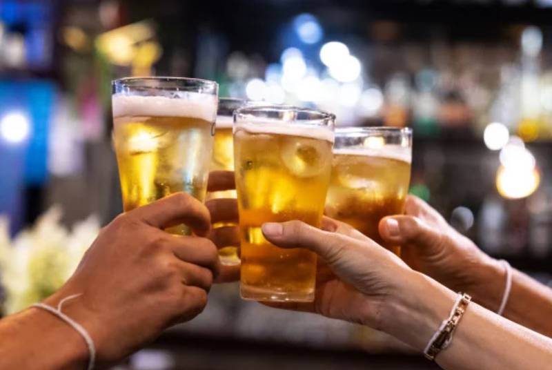 Alrededor de 2.4 millones de personas mueren anualmente en el mundo por razones vinculadas al consumo de alcohol.| Foto: Getty Images