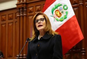 Congreso peruano juramenta a la economista Mercedes Aráoz como nueva presidenta