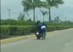 ¡Imprudencia total! Ciclista sufrió accidente tras ir agarrado de moto en el ingreso de Machala-El Oro