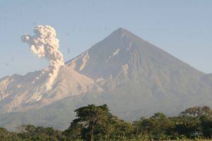 Restringen ascenso al volcán Santiaguito por incremento de su actividad