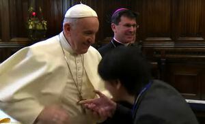Vaticano se pronuncia por video del Papa evitando que le besen el anillo que generó críticas