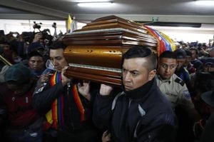 Policías retenidos cargan el féretro de dirigente de la CONAIE que falleció
