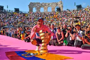 ¿A quién le dedicó el triunfo del Giro de Italia Richard Carapaz?