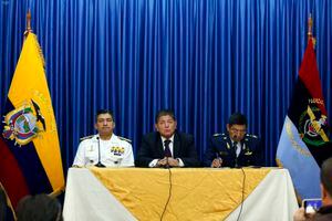 Se cae la bandera de Ecuador durante rueda de prensa de ministro Diego Gómez