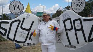El mensaje de aliento de hombre disfrazado de ángel tras explosión de carro bomba en Bogotá