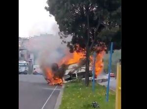 Video: vehículo se incendió en la Simón Bolívar, al momento se controló el fuego