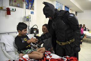 El Batman solidario: un argentino se disfraza de superhéroe y visita a niños de un hospital