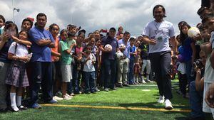 Carlos "el Pescado" Ruiz inaugura escuela de futbol en Villa Nueva