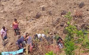 Jutiapa: Piloto de mototaxi muere tras precipitarse a un barranco