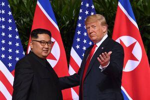 VIDEO. ¡Histórico! Trump y Kim Jong-un estrechan manos por primera vez en Singapur