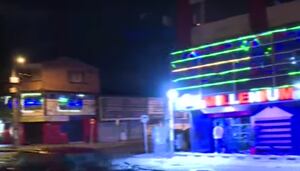 (Video) Trabajadores de un bar golpearon a dos mujeres