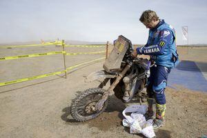 El líder del Dakar tuvo que abandonar por una dura caída a sólo kilómetros de la meta