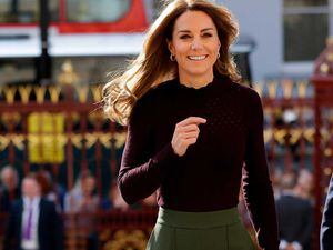 Atuendos de Kate Middleton en color borgoña ideales para usar este otoño