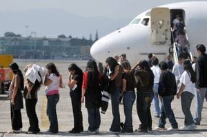 Vuelo con 70 guatemaltecos retornados llega desde EE. UU.