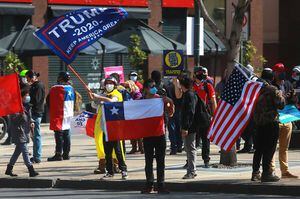 Daniel Matamala revuelve las redes con su columna "Patriotas": "En Chile están comprando banderitas gringas por AliExpress"