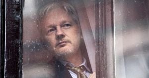 Abogados de Julian Assange presentan denuncia por extorsión en un juzgado español