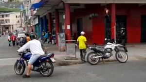 Video: agreden, con un machete, a un policía en Los Ríos