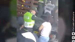 Policía golpea a una mujer en la cara cuando ella defendía a su hijo