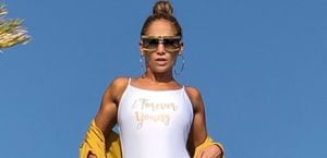 Jennifer Lopez pone Instagram 'de cabeza' al mostrar de más con una falda