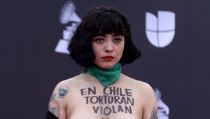 Mon Laferte hace 'topless' en los Latin Grammy para protestar por Chile
