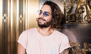 El beso robado de sensual bailarina a Maluma durante su presentación en los MTV VMAs
