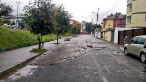 Videos muestran deslave de tierra en el Pinar Alto, norte de Quito