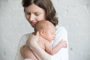 Un hospital en los Estados Unidos busca voluntarios para abrazar bebés