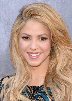 Shakira luce fantástica con pantalón animal print y chamarra de cuero roja