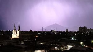 Tormenta eléctrica, lluvia y granizos: así fue el fenómeno que se tomó la madrugada de Santiago