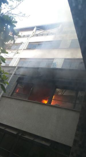 Incendio en el Instituto Nacional: estudiantes evacuados y cinco compañías de bomberos intentan controlar la emergencia