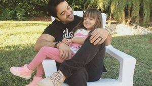 Luis Fonsi vuelve a defender a su hija de 6 años de periodista que criticó su cuerpo