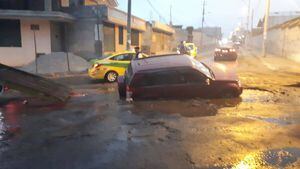Quito: Vehículos atrapados en hundimiento de tierra